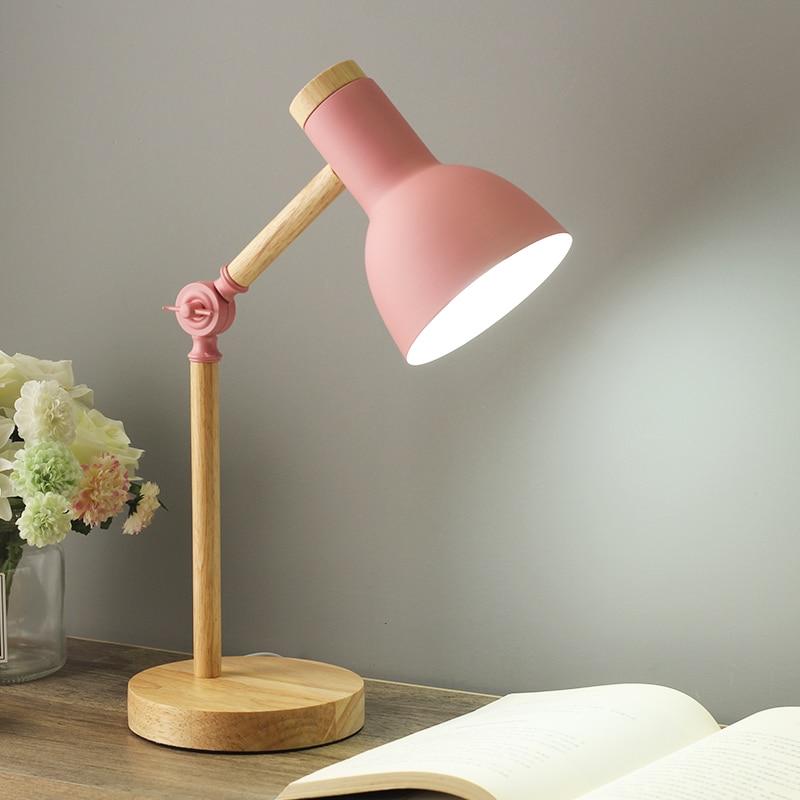 Lampa stołowa z drewnianym wykończeniem w nordyckim stylu