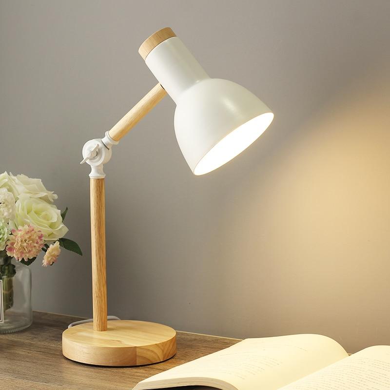 Lampa stołowa z drewnianym wykończeniem w nordyckim stylu