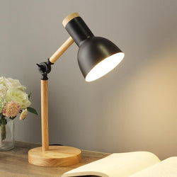 Lampa stołowa z drewnianym wykończeniem w nordyckim stylu