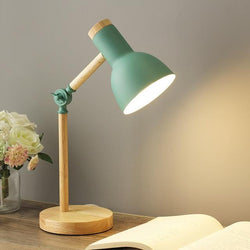 Lampa stołowa z drewnianym wykończeniem w nordyckim stylu