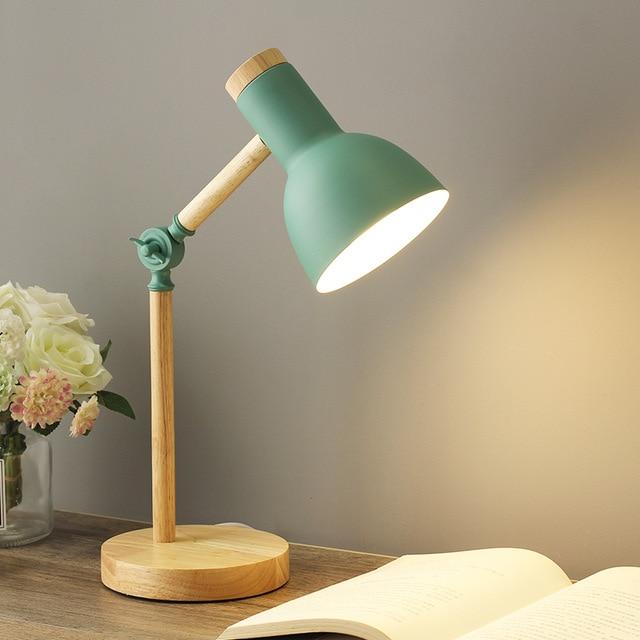 Lampa stołowa z drewnianym wykończeniem w nordyckim stylu