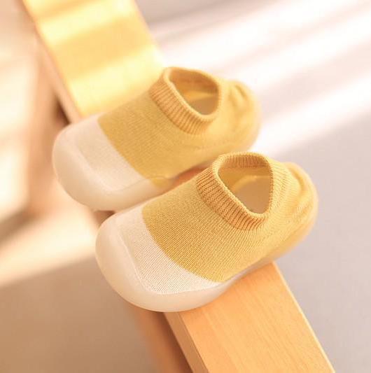 Miękkie dziecięce buty do biegania antypoślizgowe i ergonomicznie zaprojektowane dla wygody