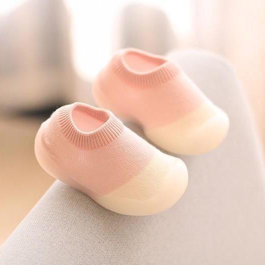 Miękkie dziecięce buty do biegania antypoślizgowe i ergonomicznie zaprojektowane dla wygody