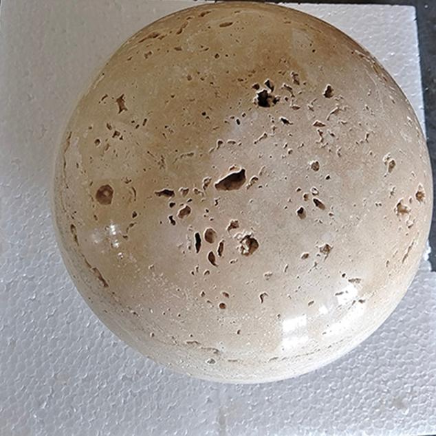 Kremowa lampa ścienna w stylu skandynawskim zapewniająca przytulne światło i elegancką prostotę