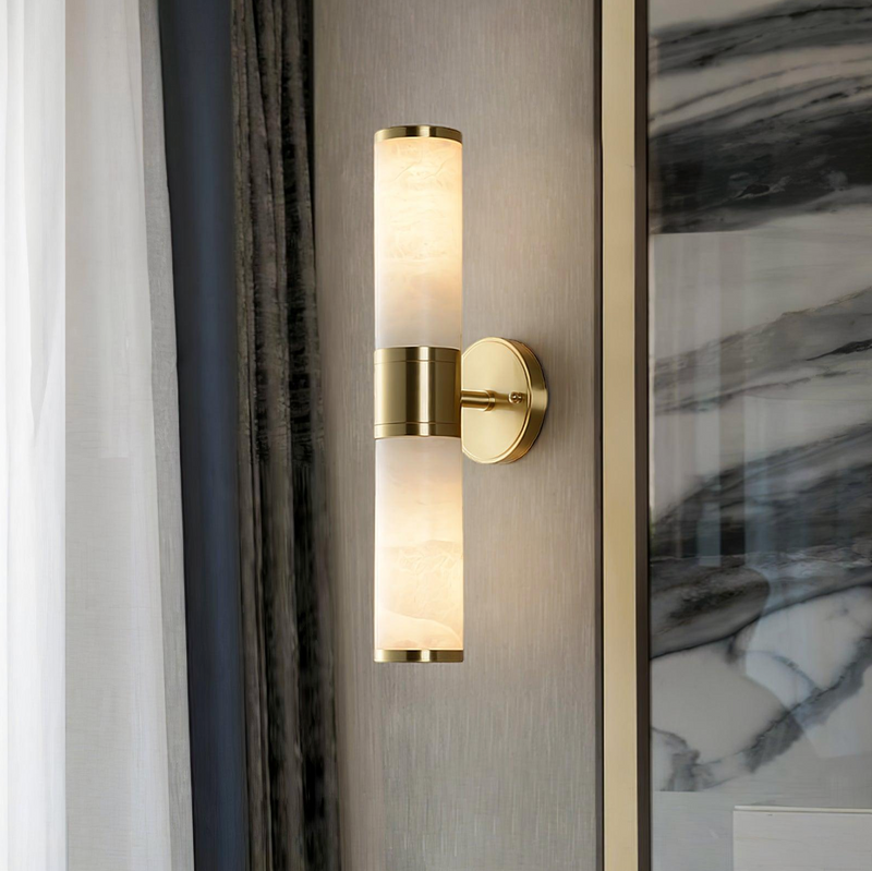 Stylowa lampa ścienna w odcieniu złota inspirowana naturą