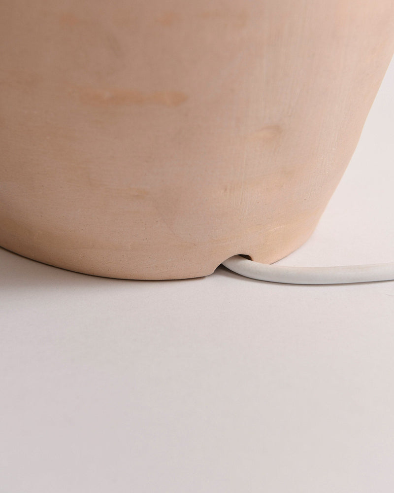 Lampa Stołowa w Współczesnym Stylu z Naturalnym Akcentem