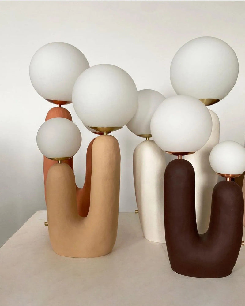 Lampa Stołowa w Współczesnym Stylu z Naturalnym Akcentem