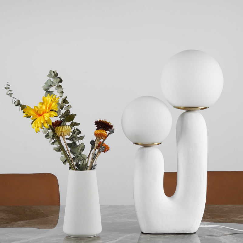 Lampa Stołowa w Współczesnym Stylu z Naturalnym Akcentem