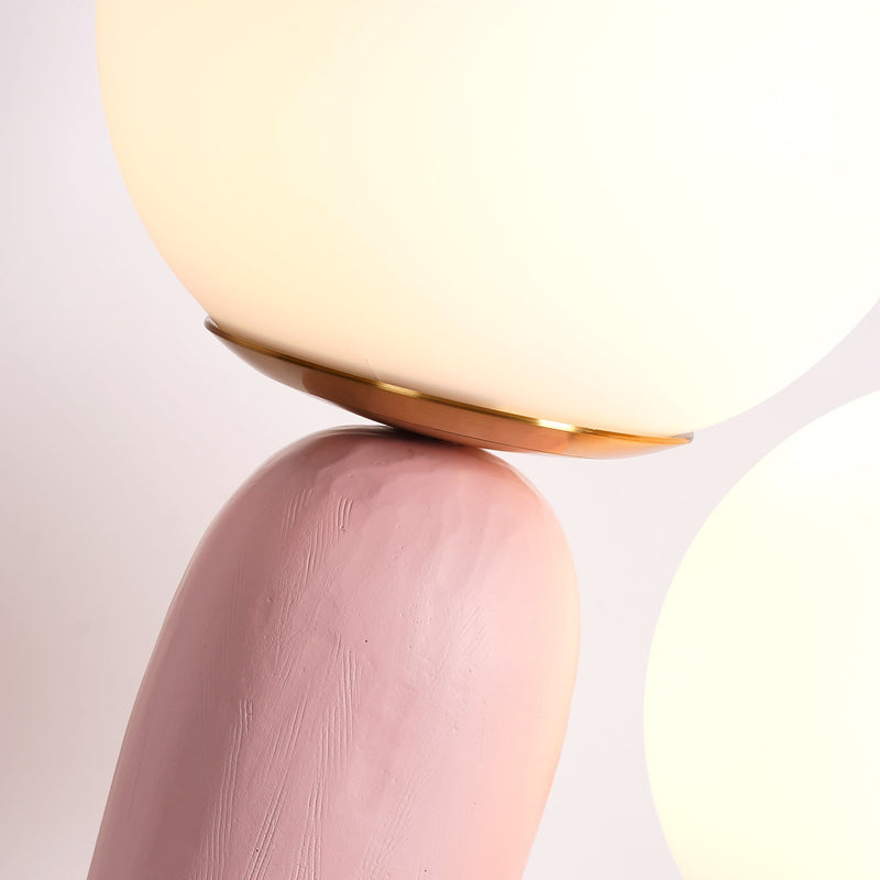 Lampa Stołowa w Współczesnym Stylu z Naturalnym Akcentem