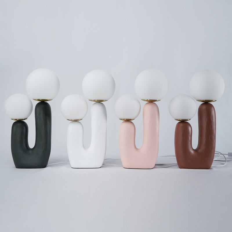 Lampa Stołowa w Współczesnym Stylu z Naturalnym Akcentem