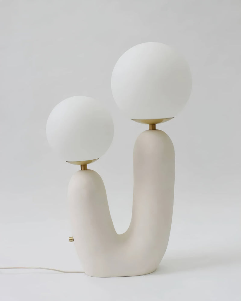 Lampa Stołowa w Współczesnym Stylu z Naturalnym Akcentem