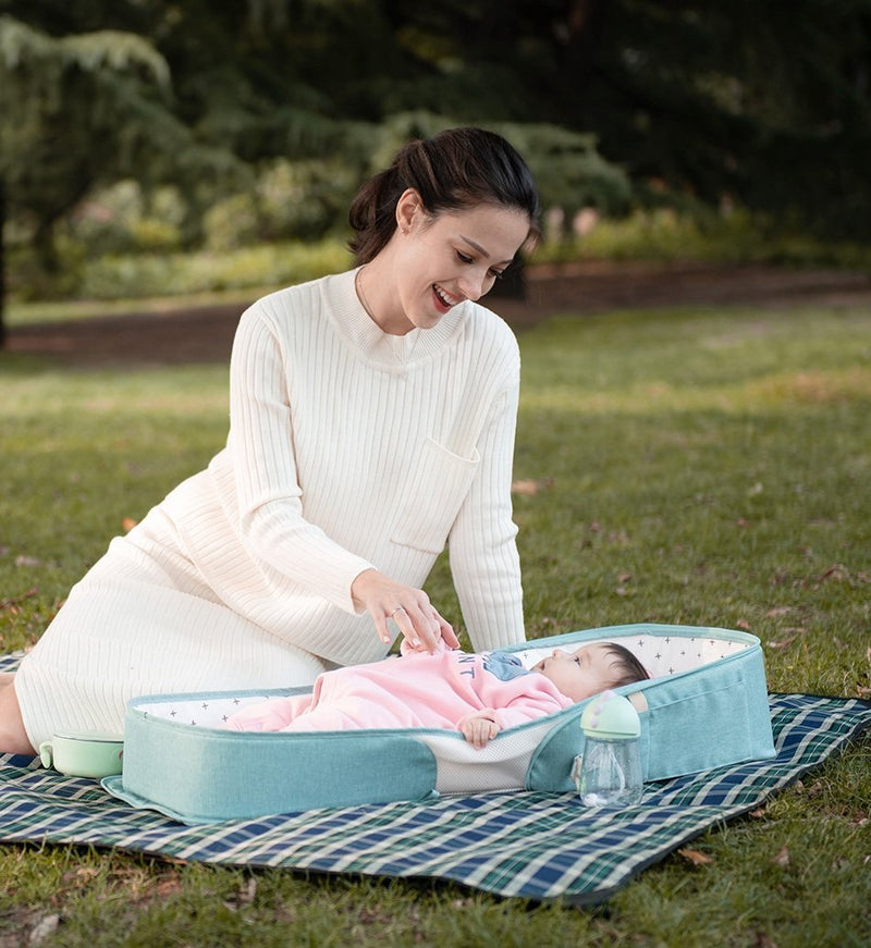 Torba Premium do pielęgnacji niemowląt z przestronnym układem z dwukierunkowym zamkiem błyskawicznym i składanym łóżeczkiem