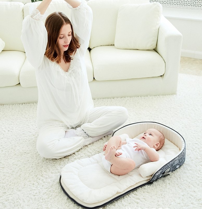 Torba Premium do pielęgnacji niemowląt z przestronnym układem z dwukierunkowym zamkiem błyskawicznym i składanym łóżeczkiem