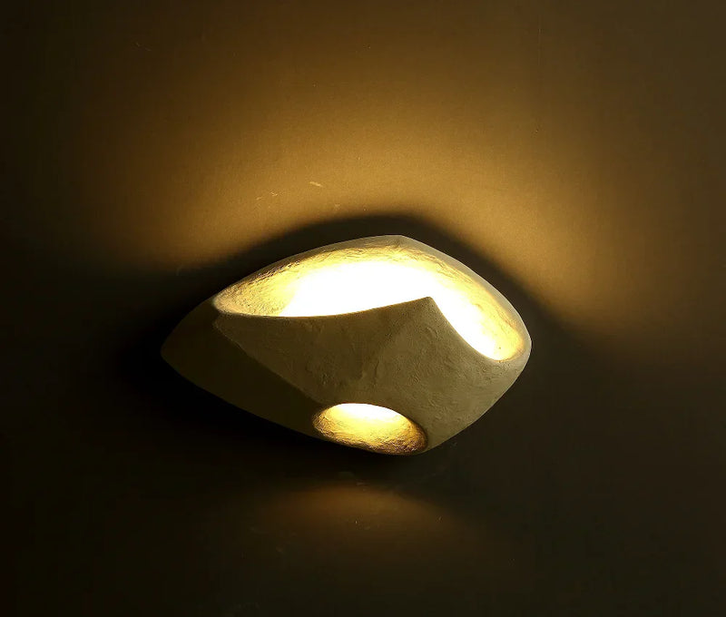 Minimalistyczna Lampa Ścienna z Estetyką Wabi-Sabi