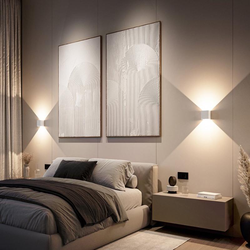 Elegancka lampa ścienna LED z nastrojowym, ciepłym światłem